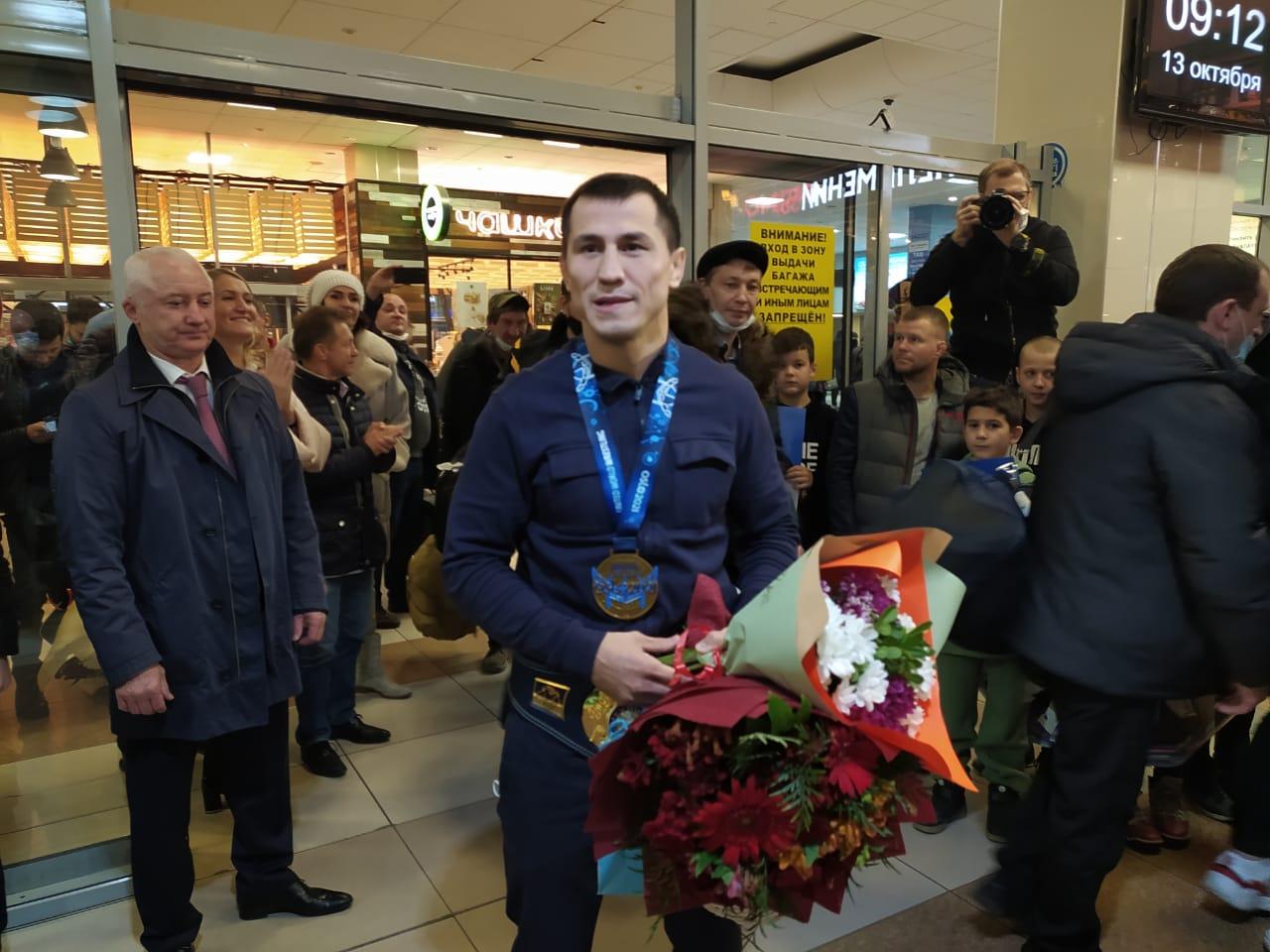 Фото Чемпион мира по борьбе Роман Власов прилетел в Новосибирск 2